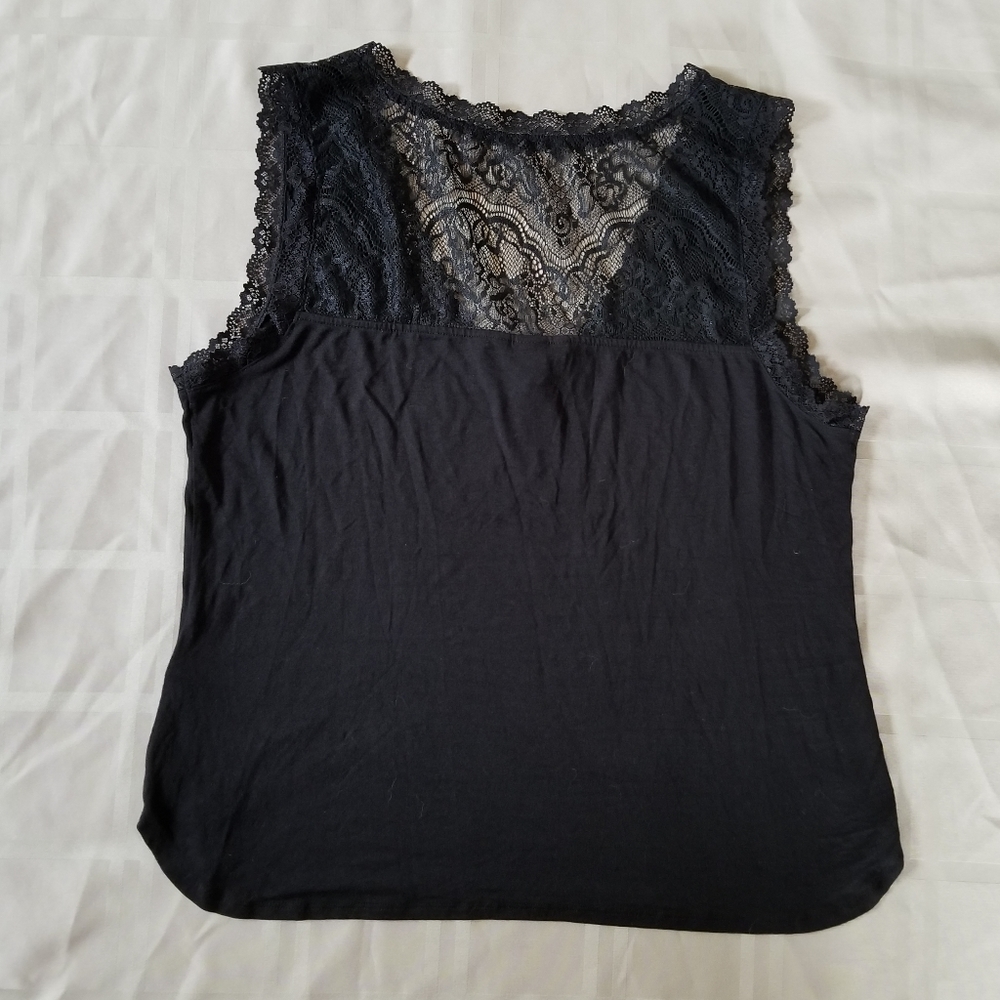 🌻👙H&M black sleeveless top with lace trim